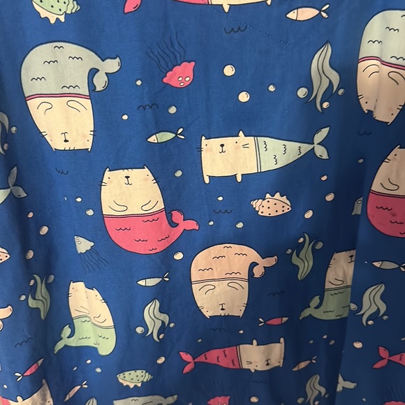 Zoe + Chloe EUC MerCat scrub top - Picture 2 of 3